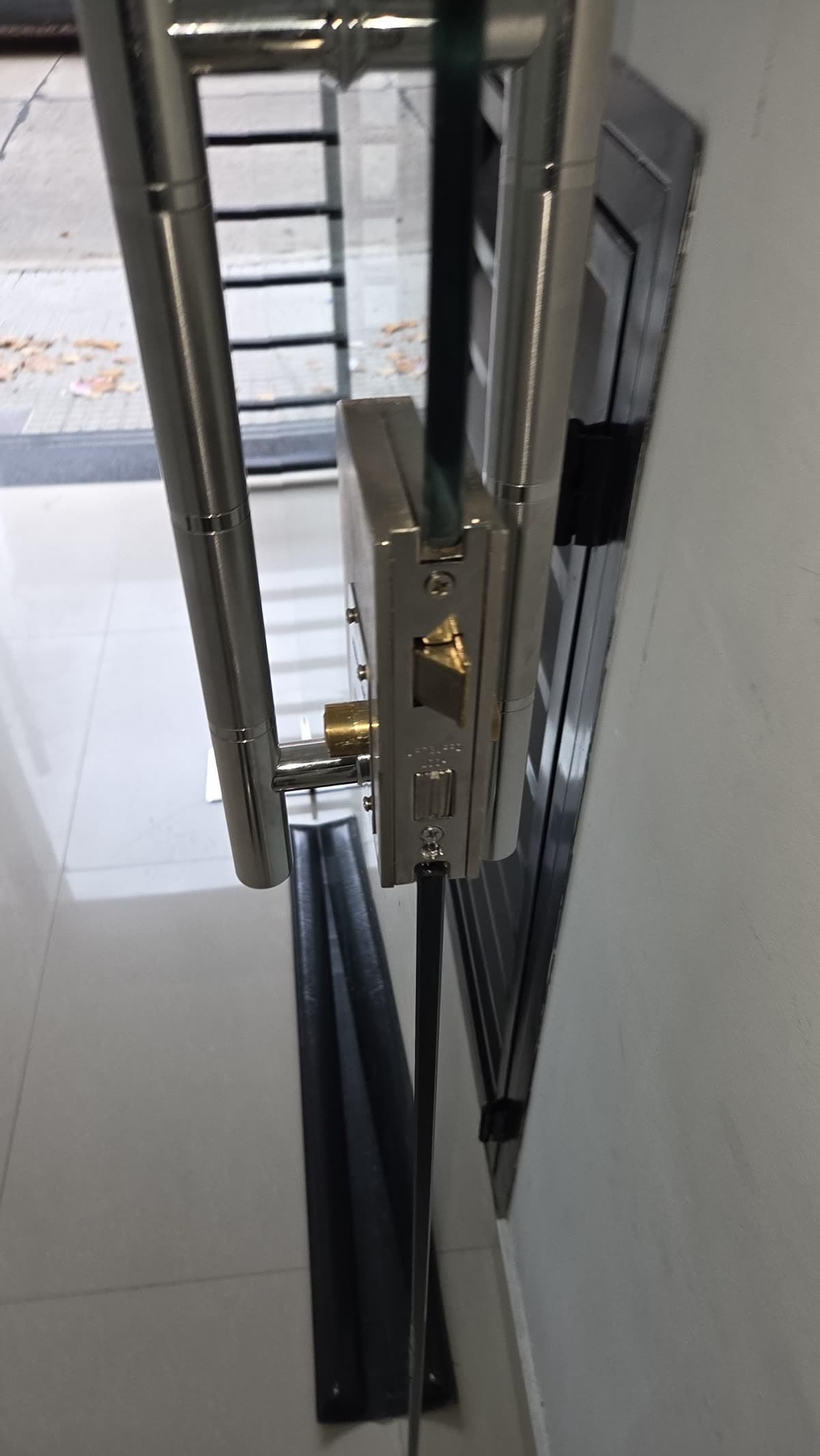 Cerradura Vanguard Lock instalada en una puerta de blindex