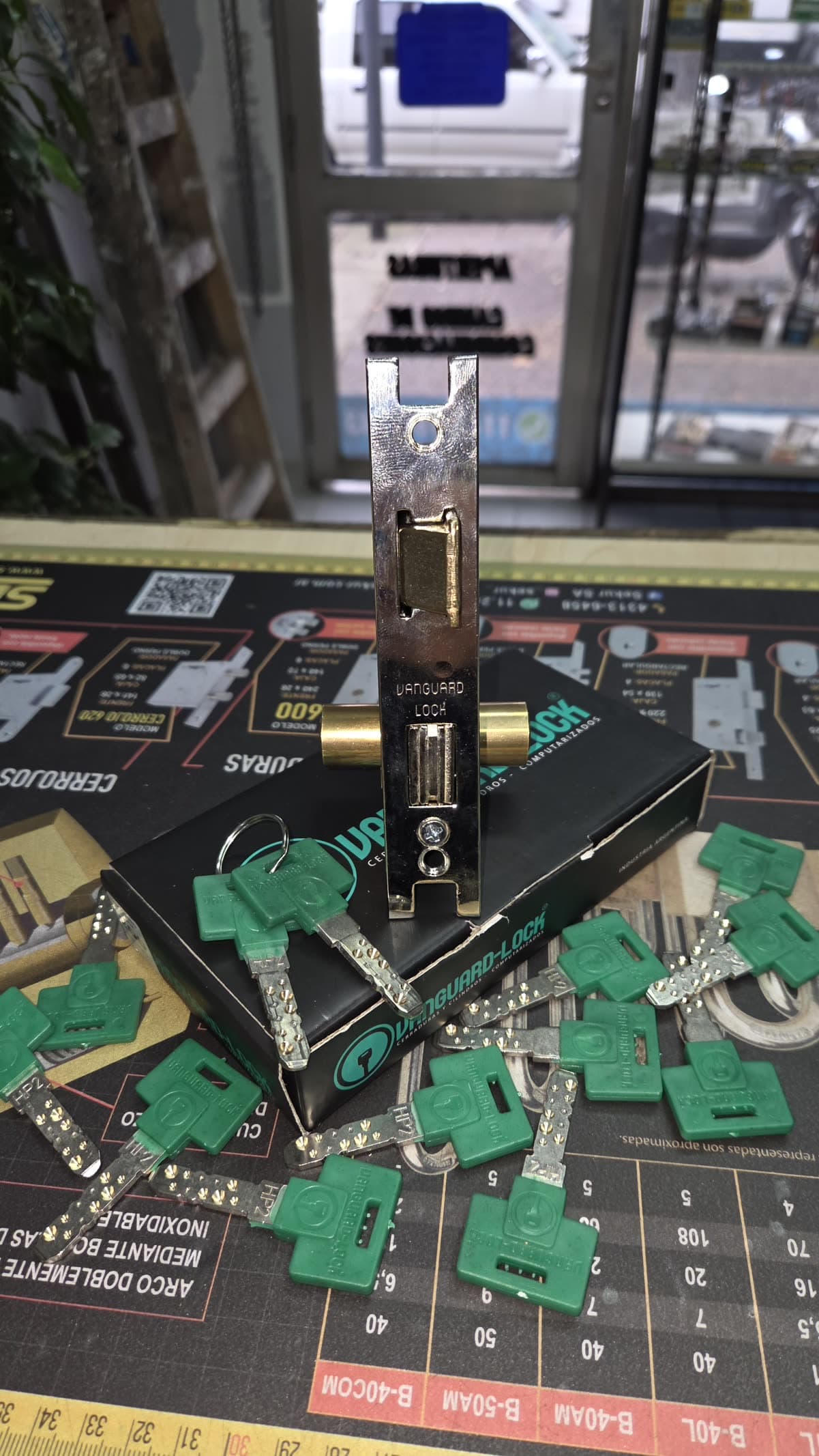 Cerradura Vanguard Lock con sus llaves sobre el mostrador del local